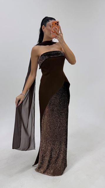 Vestido de noche palabra de honor marrón con lentejuelas y capas