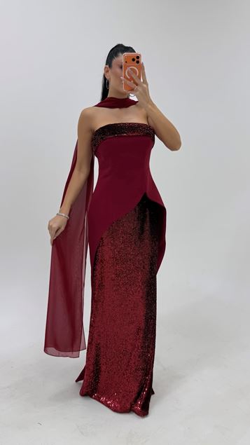 Vestido de noche palabra de honor con lentejuelas color burdeos y capas