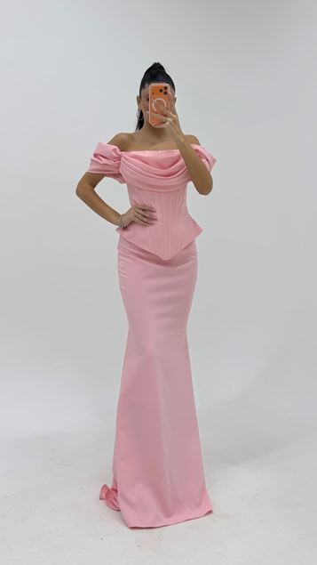 Abito da sera rosa cipria con colletto drappeggiato 