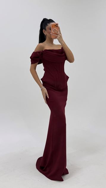 Vestido de noche color burdeos con detalle de cuello drapeado