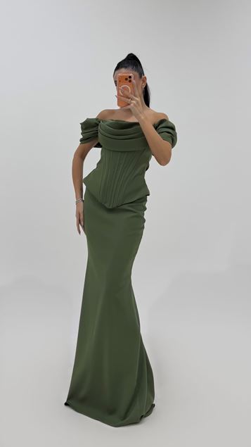 Abito da sera color kaki con scollo drappeggiato