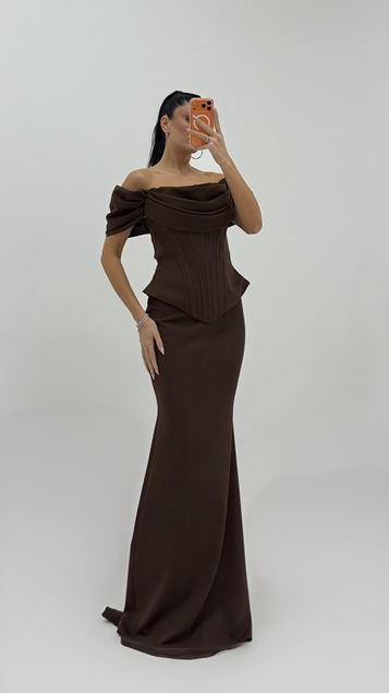 Vestido de noche marrón con detalle de cuello drapeado