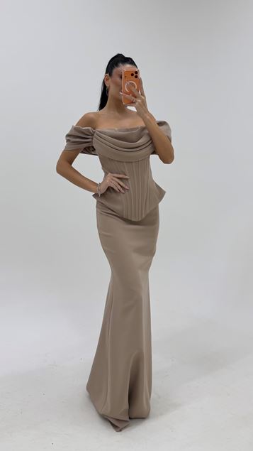 Abito da sera color cappuccino con scollo drappeggiato