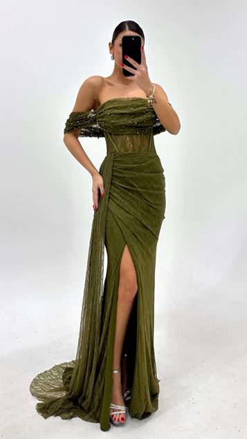 Abito da sera in pizzo drappeggiato con decorazioni di perle