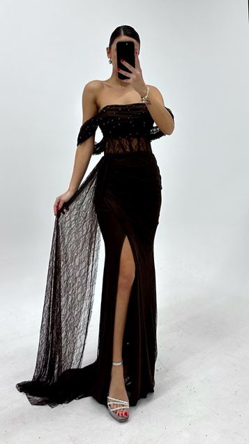 Abito da sera in pizzo drappeggiato con decorazioni di perle