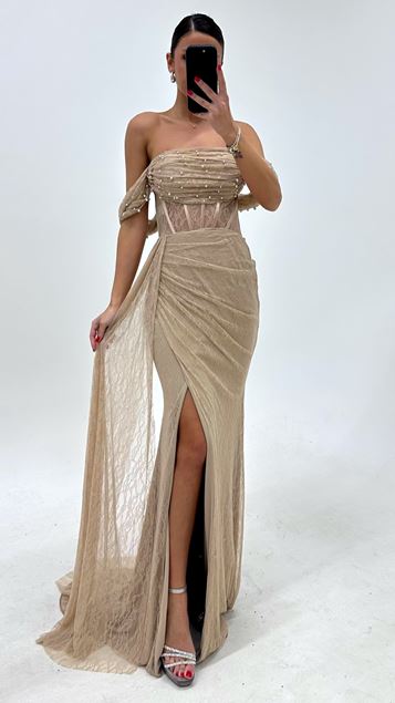 Abito da sera in pizzo drappeggiato con decorazioni di perle