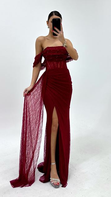 Abito da sera in pizzo drappeggiato con decorazioni di perle