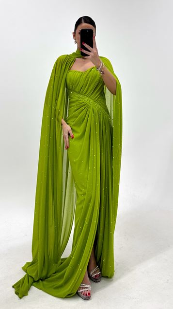 Abito da sera color oliva scintillante con mantello