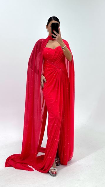 Vestido de noche brillante con capa