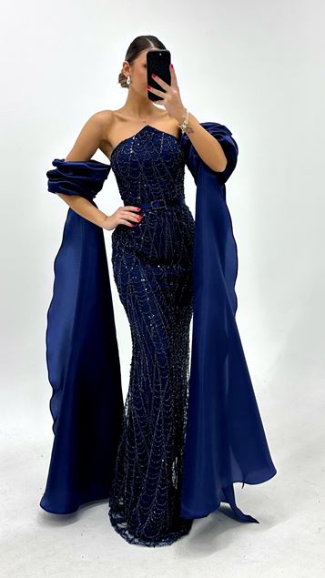 Robe de soirée bustier en satin bleu marine avec cape perlée