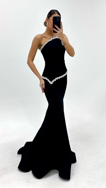 Abito da sera nero a sirena con finiture in pietre di cristallo 