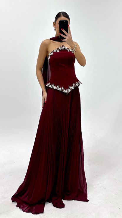 Vestido de noche plisado sin tirantes color burdeos