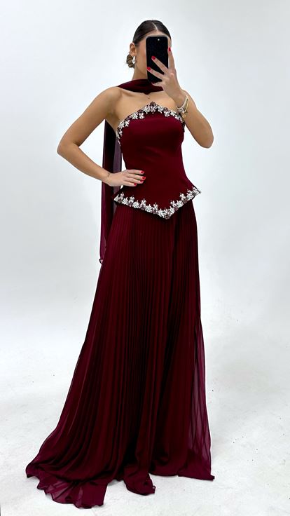 Vestido de noche plisado sin tirantes color burdeos