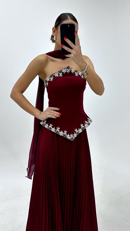 Vestido de noche plisado sin tirantes color burdeos