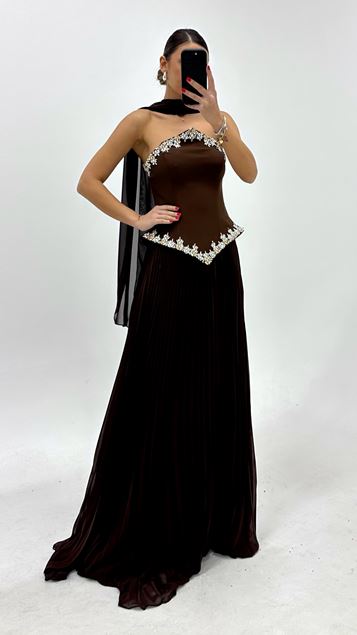 Abito da sera marrone senza spalline con pieghe