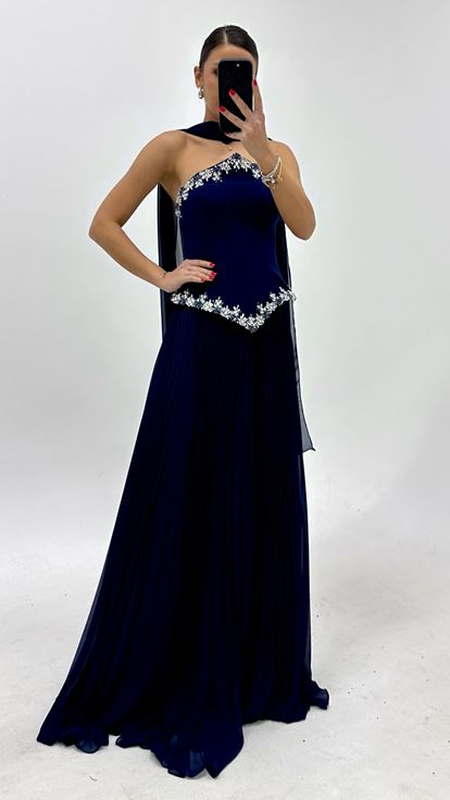 Vestido de noche azul marino sin tirantes con pliegues