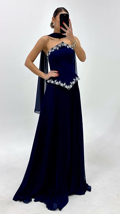 Vestido de noche azul marino sin tirantes con pliegues