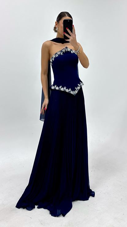 Vestido de noche azul marino sin tirantes con pliegues