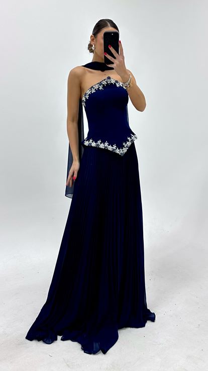 Vestido de noche azul marino sin tirantes con pliegues