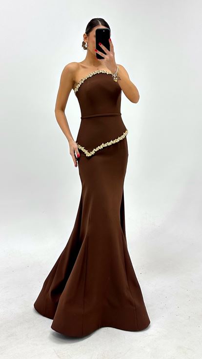 Abito da sera a sirena marrone con decorazioni di cristalli