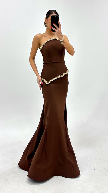 Abito da sera a sirena marrone con decorazioni di cristalli