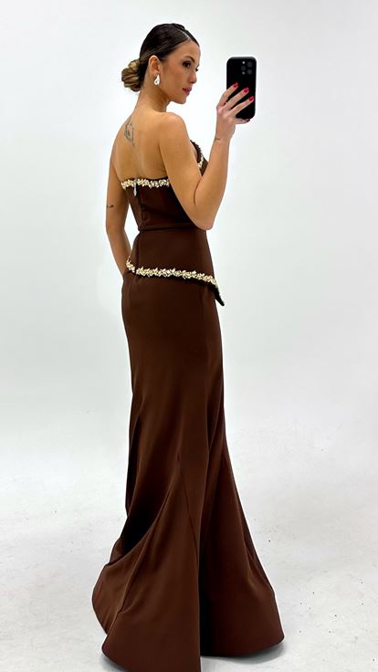 Abito da sera a sirena marrone con decorazioni di cristalli