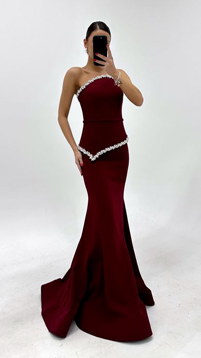 Abito da sera a sirena color bordeaux con decorazioni in cristallo