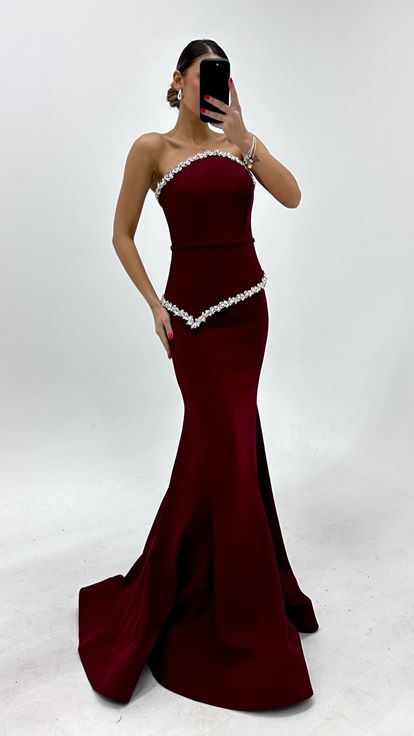 Abito da sera a sirena color bordeaux con decorazioni in cristallo