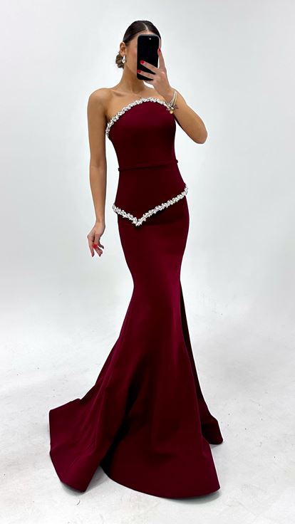 Abito da sera a sirena color bordeaux con decorazioni in cristallo