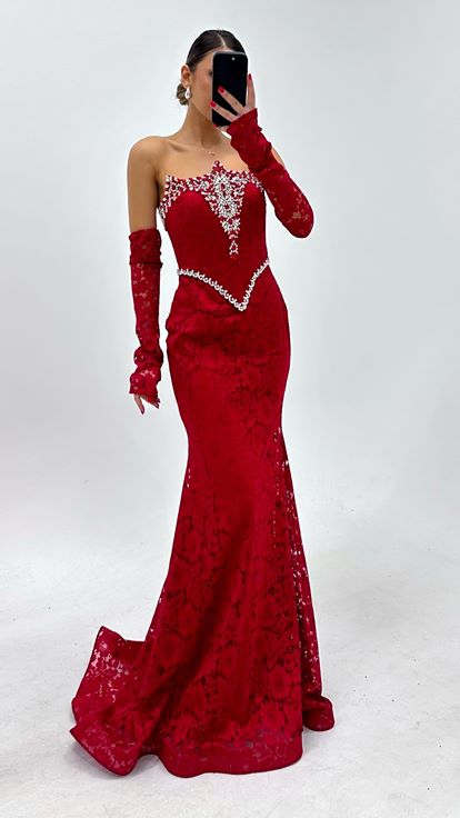 Vestido de noche burdeos con escote en V y encaje  profusamente adornado con cristales 