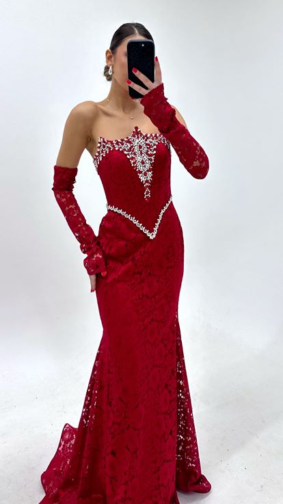 Vestido de noche burdeos con escote en V y encaje  profusamente adornado con cristales 