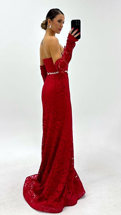 Vestido de noche burdeos con escote en V y encaje  profusamente adornado con cristales 