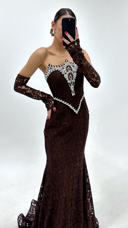 Vestido de noche marrón con escote en V y encaje  profusamente adornado con cristales 