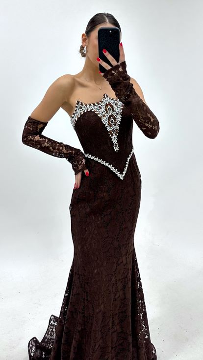 Vestido de noche marrón con escote en V y encaje  profusamente adornado con cristales 