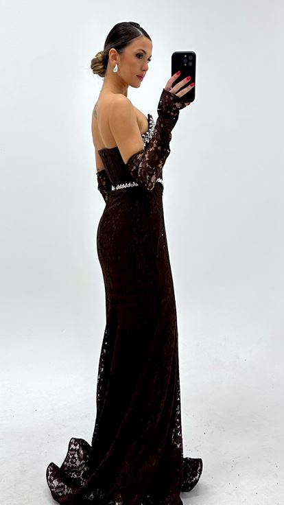 Vestido de noche marrón con escote en V y encaje  profusamente adornado con cristales 