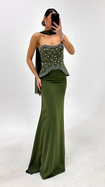 Vestido de noche color caqui adornado con cuentas