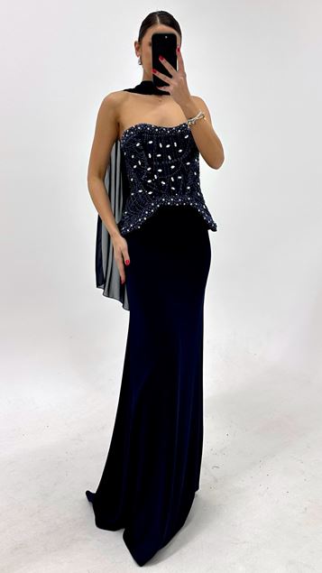 Vestido de noche adornado y con cuentas