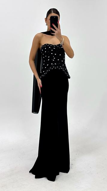 Vestido de noche adornado y con cuentas