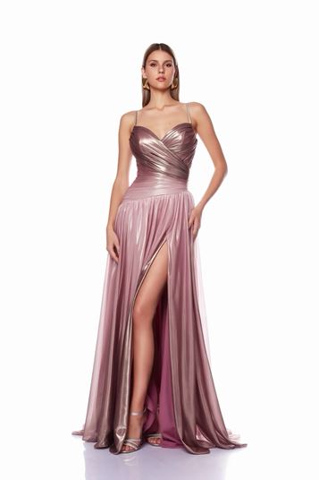 Abito da sera drappeggiato color rosa cipria lucido