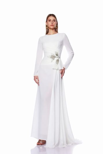 Abito da sera in chiffon bianco drappeggiato con motivo a foglie e hijab