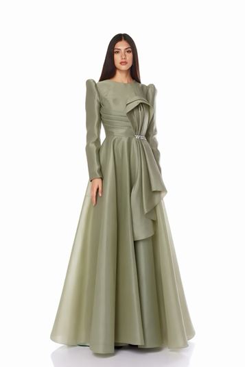 Abito da sera in raso con maniche a anguria color menta e hijab