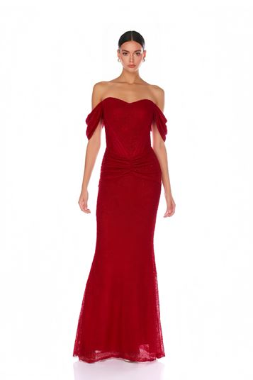 Vestido de noche rojo con lentejuelas y detalles drapeados