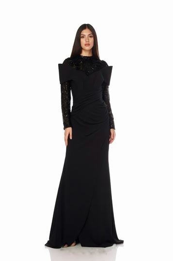 Abito da sera nero con colletto alla coreana e drappeggio