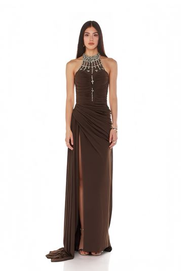 Abito da sera marrone con scollo all'americana e decorazioni