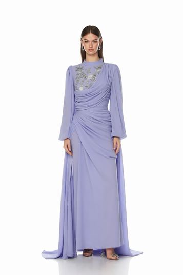 Abito da sera blu con colletto alla coreana ampio e fluente