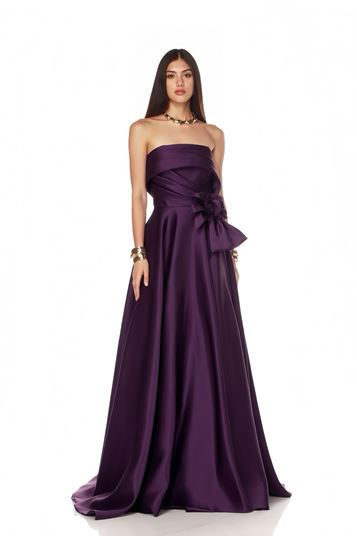 Vestido de noche de gasa drapeada color ciruela con detalles florales