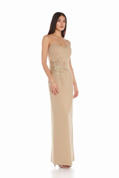 Vestido de noche palabra de honor adornado con estampado floral de visón