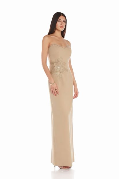 Vestido de noche palabra de honor adornado con estampado floral de visón