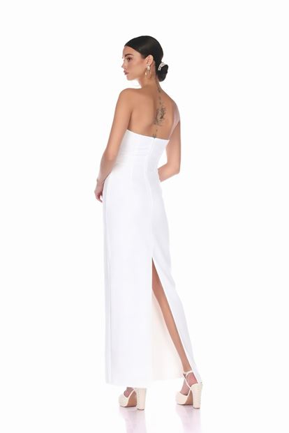 Vestido de noche palabra de honor adornado con estampado de huesos