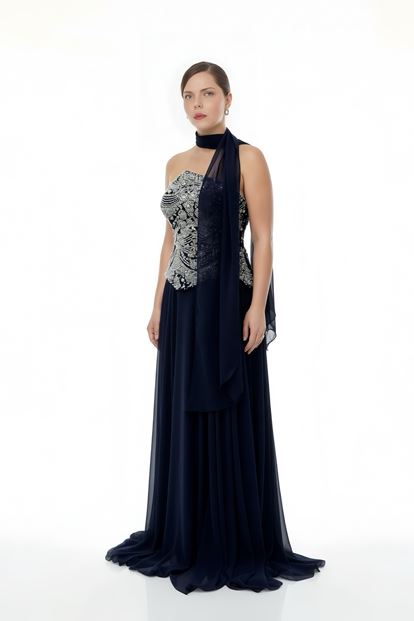 فستان سهرة من الشيفون بدون حمالات، باللونين الأزرق الداكن والأبيض، مزين باللؤلؤ، بمقاسات كبيرة